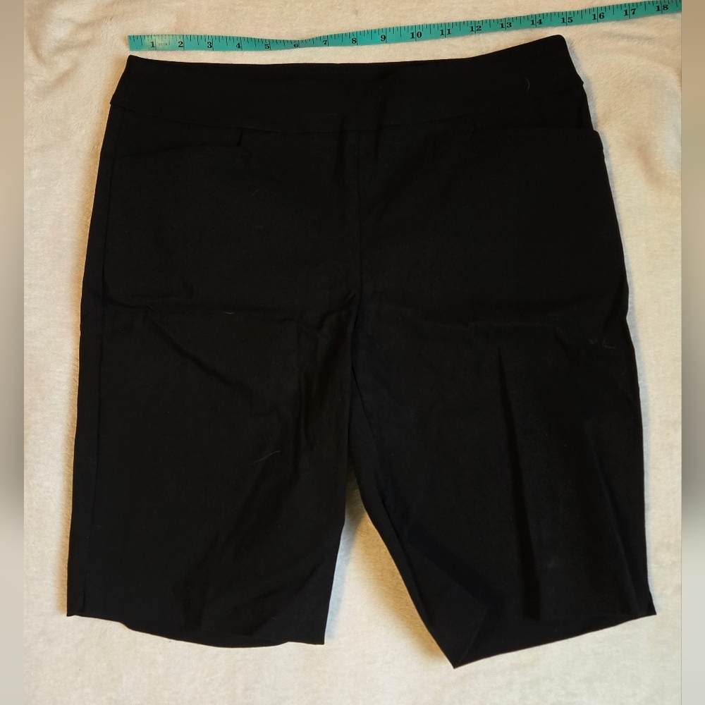 Time and Tru Women's Black Bermuda Shorts